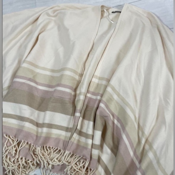 NEW Abercrombie & Fitch cream fringe shawl cape sweater poncho blanket one size - Picture 4 of 8